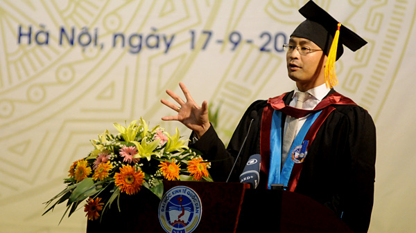 ມອບໃບປະກາດສະນິຍະບັດ ປະລິຍາເອກກິຕິມະສັກໃຫ້ລັດຖະມົນຕີ Philipp Roesler